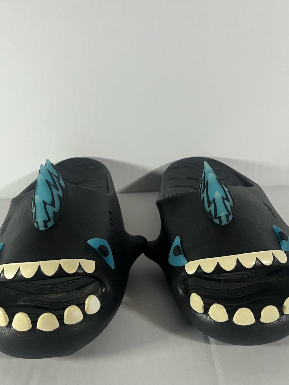 Hello slippers Sharkicks Pro slide sandals EU size 36-37 US women’s size 4.5 -6